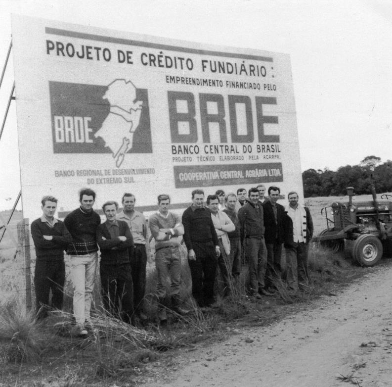 Ende der 60er Jahre führte die Agrária eine Landreform ein, um die Betriebe ihrer Mitglieder zu erweitern. <br/><br/>No final da década de 1960, a Agrária introduziu a reforma agrária para expandir as propriedades de seus cooperados. <br/>