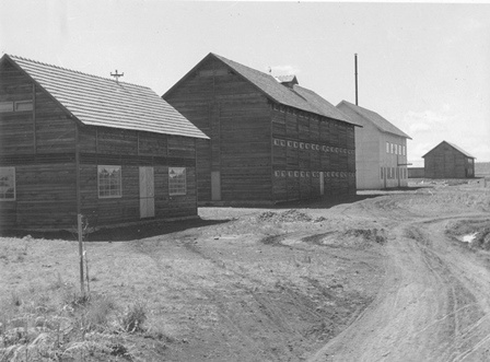 Die Weizenmühle der Agrária ging 1952 in Betrieb mit einer täglichen Verarbeitungskapazität von 12 Tonnen. Die Reismühle kam im Jahre 1953 zur Aufstellung.<br/><br/>O moinho de trigo da Agrária entrou em operação em 1952, com capacidade de processamento diário de 12 toneladas. O moinho de arroz foi instalado em 1953.<br/>