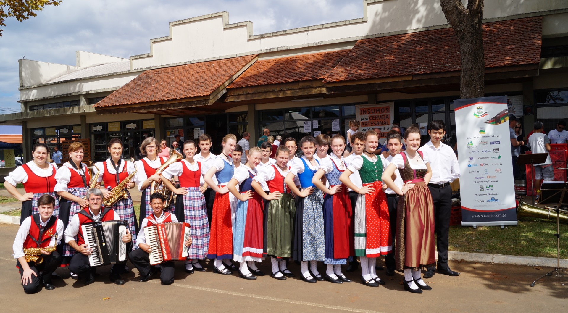 Apresentação do Grupo Folclórico Juvenil e Orquestra de Sopros na 3ª Strassenfest HBiER - 21/04/2018Apresentação do Grupo Folclórico Juvenil e Orquestra de Sopros na 3ª Strassenfest HBiER - 21/04/2018